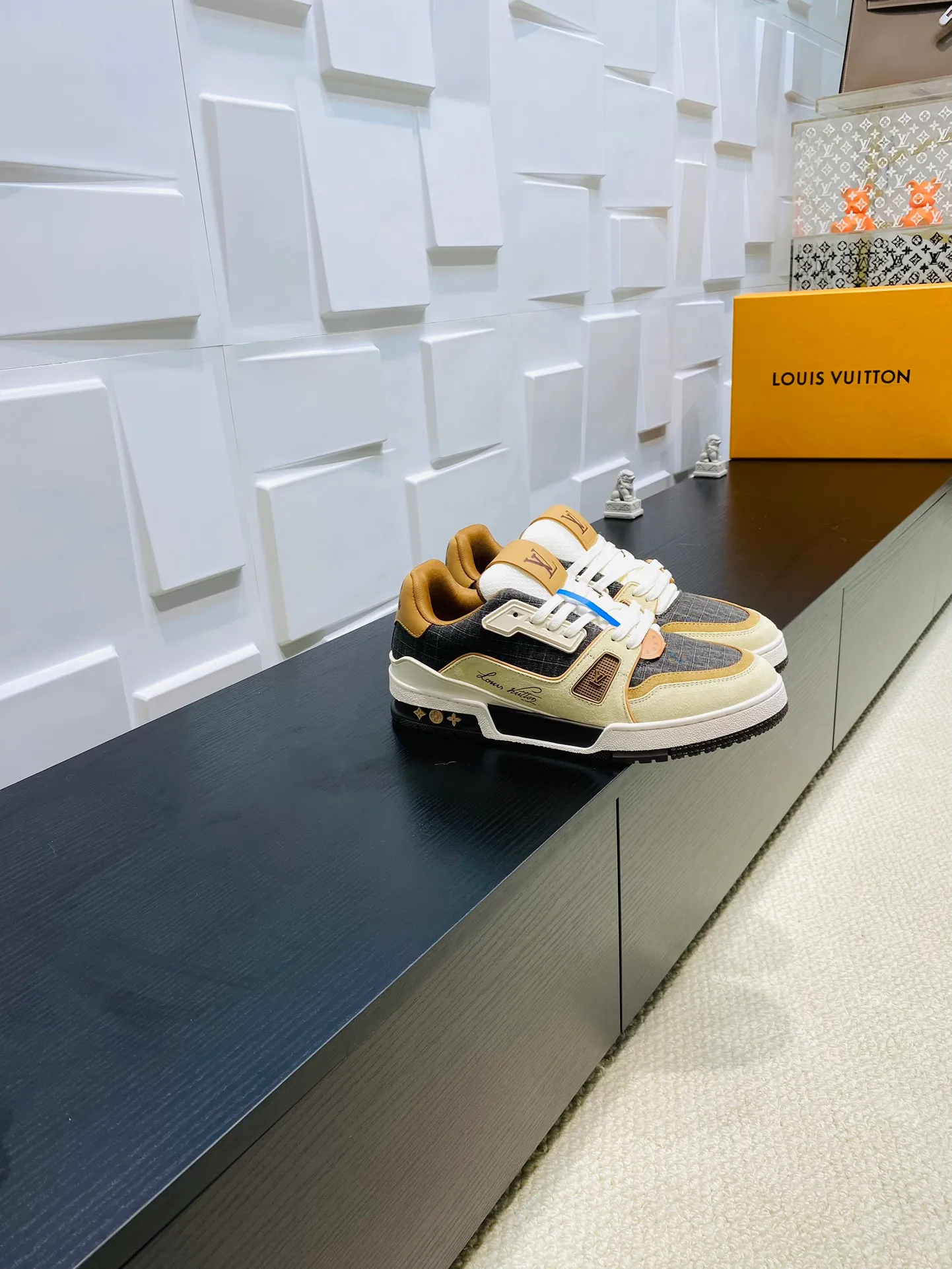 👟👟Ex-factory price 800👟👟 💰💰💰 Hot style 🆕🆕🆕𝙇𝙑 LV Louis Vuitton L House Donkey Brand Trainer Series Couple Style Casual Sports Shoes Skateboard Shoes Original Purchase Development Production Production This pair of LV Trainer sneakers are made of a blend of technical materials with waterproof properties. The meticulously crafted upper is notable for its many signature details, including Louis Vuitton and #54 in script, referencing the year 1854. Exquisite packaging at the delivery counter🛍📦 ▪️Fabrics: Original customized imported cowhide ▪️Inner lining: Original customized breathable mesh ▪️Outsole: Original open-molded non-slip TPU combination outsole ▪️Sole thickness: 3 cm ▪️Size: Women's 35-41 / Men's 38-46